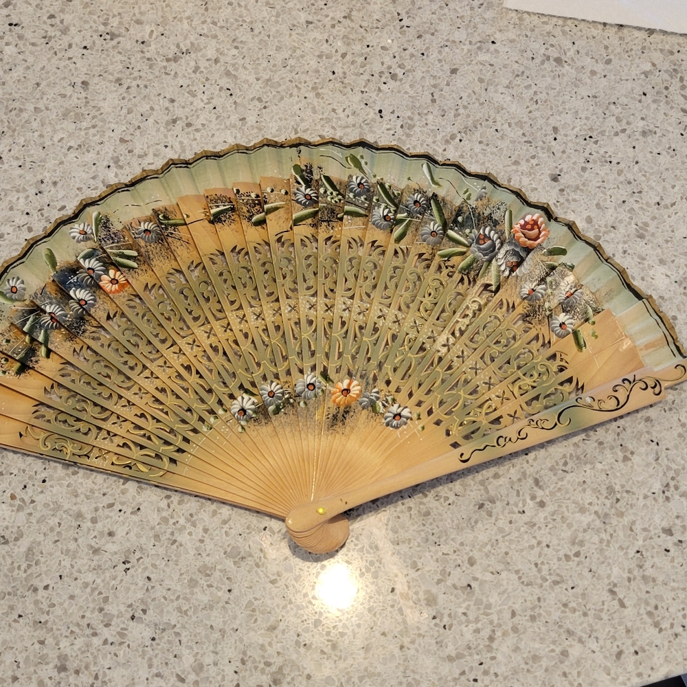 GORGEOUS HAND PAINTED ON BAMBOO,HAND HOLD FAN. - Picture 9 of 12